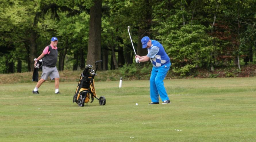 Alumni swinging to hit golf ball