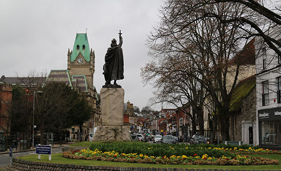 Statue of King Alfred holding up a sword