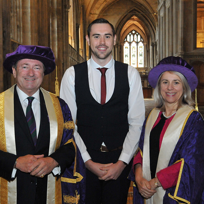 An alumnus with the Chancellor and Vice-Chancellor in the Cathedral